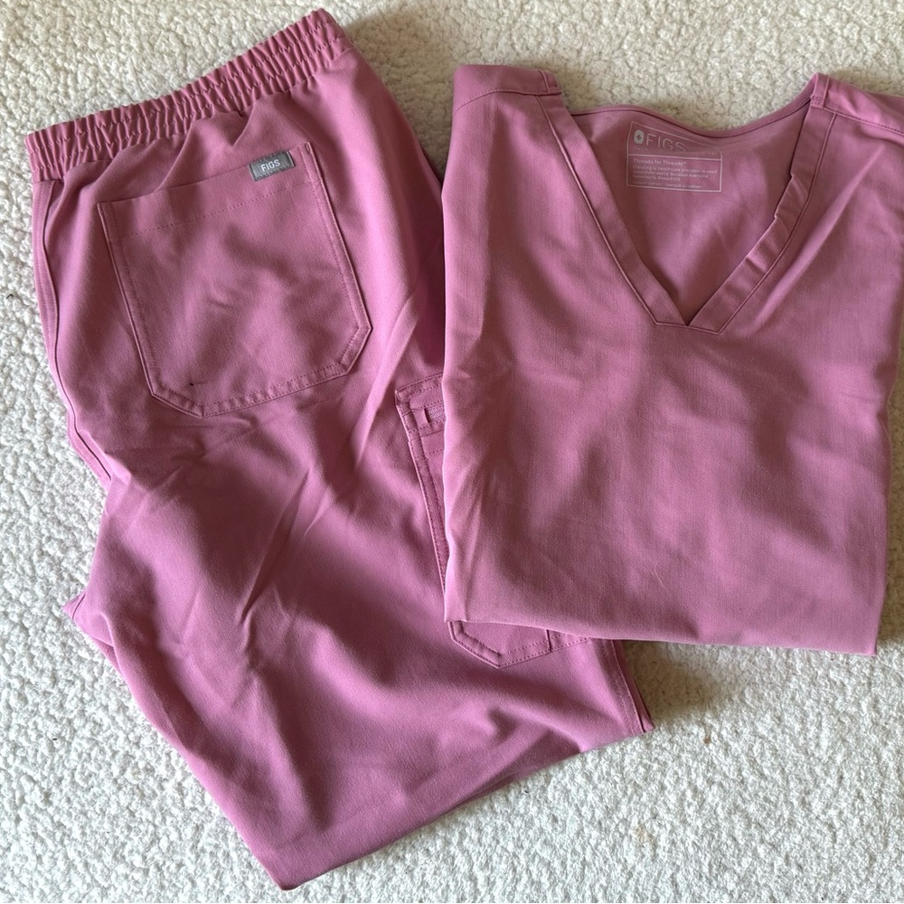 FIGS Scrub Set in Chalk Pink